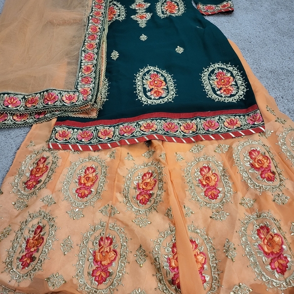 Salvaar Kameez - Picture 2 of 5
